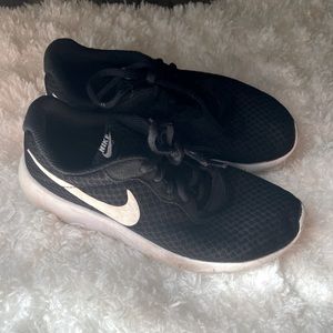 Nike - Tanjun -Black and white